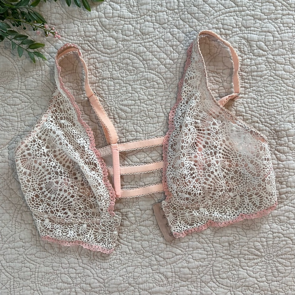 Victoria’s Secret: Double Lined White Front Clasp Lace Bralette Size Large - Picture 8 of 9